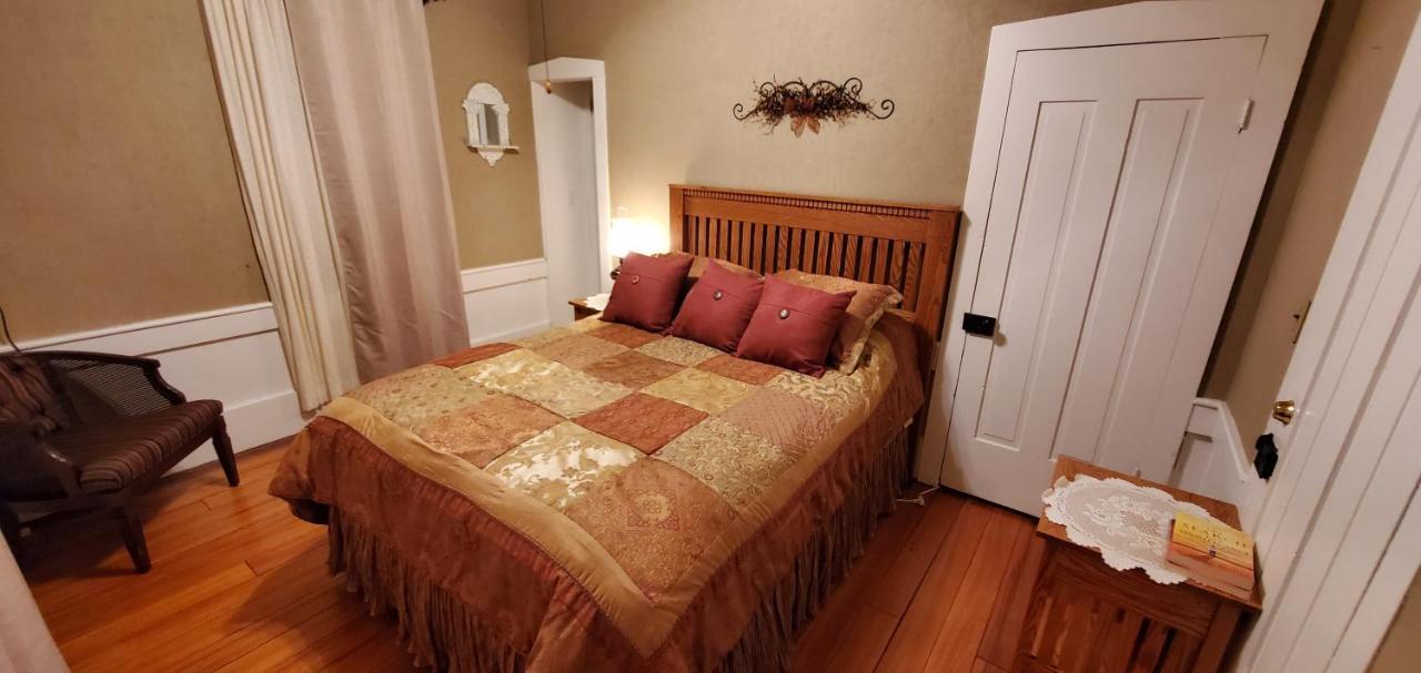 The Farmhouse Inn Guest House Nappanee Exterior foto