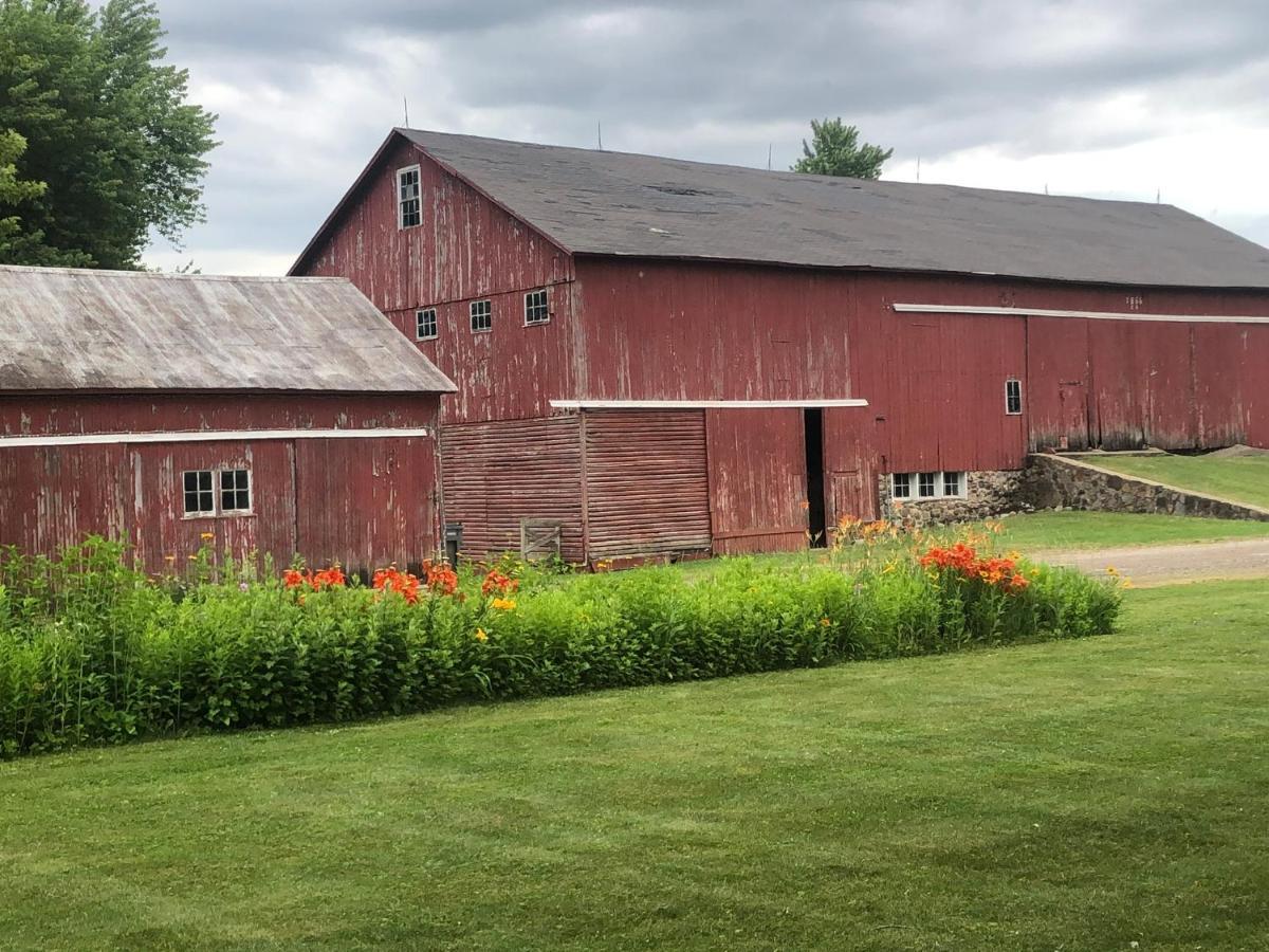 The Farmhouse Inn Guest House Nappanee Exterior foto