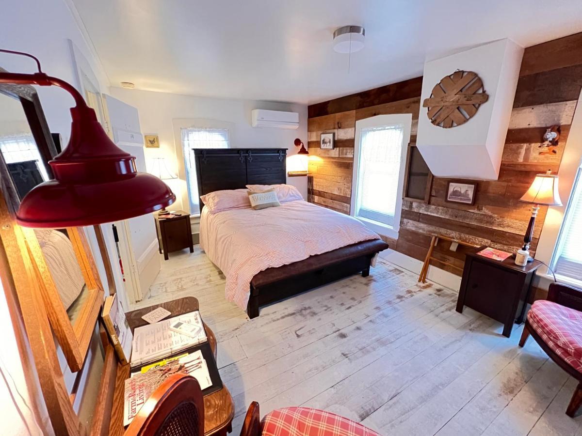 The Farmhouse Inn Guest House Nappanee Exterior foto