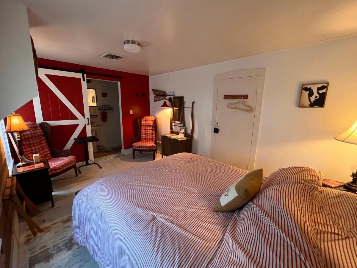The Farmhouse Inn Guest House Nappanee Exterior foto