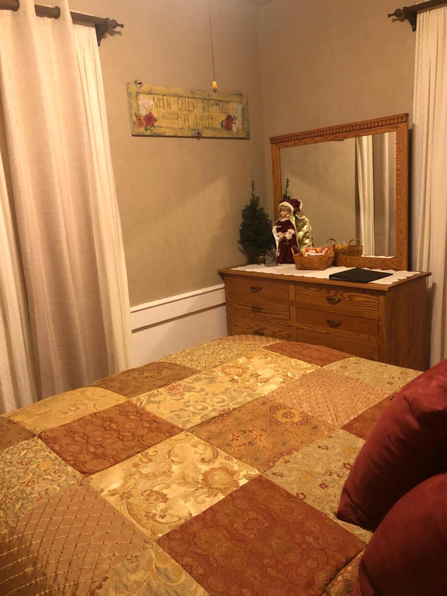 The Farmhouse Inn Guest House Nappanee Exterior foto